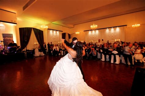 first dance before or after dinner: A timeless question